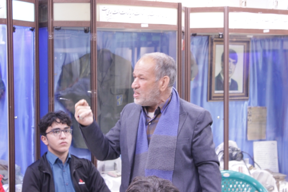 تصاویر/ بازدید دانش آموزان از موزه دفاع مقدس و مقاومت استان مرکزی/۱۱