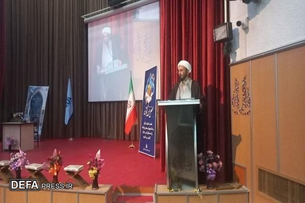 قرآن کریم نور هدایت در ظلمت‌کده جدید جهان است