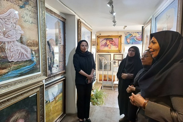بازدید مدیرکل دفتر زنان و خانواده استانداری از آثار بانوی هنرمند و کارآفرین خراسان رضوی