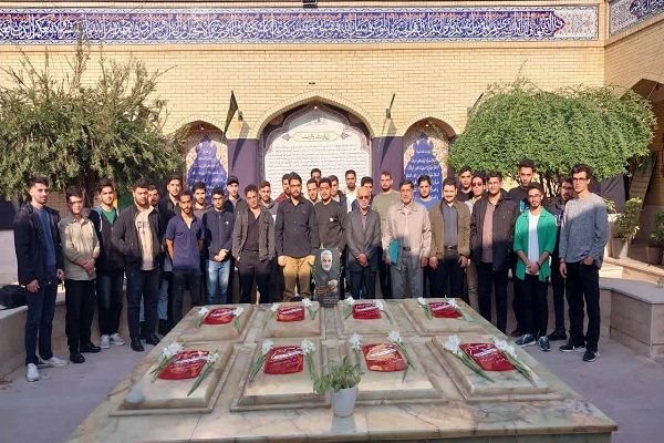 ادای احترام دانشجویان بابل به یادمان شهدای گمنام موزه دفاع مقدس و مقاومت مازندران