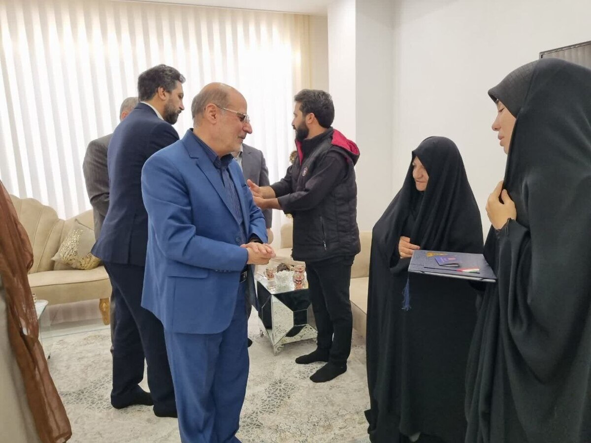 تجلیل معاون امور فرهنگی قوه قضاییه از خانواده شهید اقتدار در قم