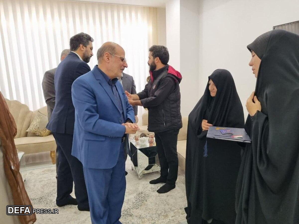 تجلیل معاون امور فرهنگی قوه قضاییه از خانواده شهید اقتدار در قم