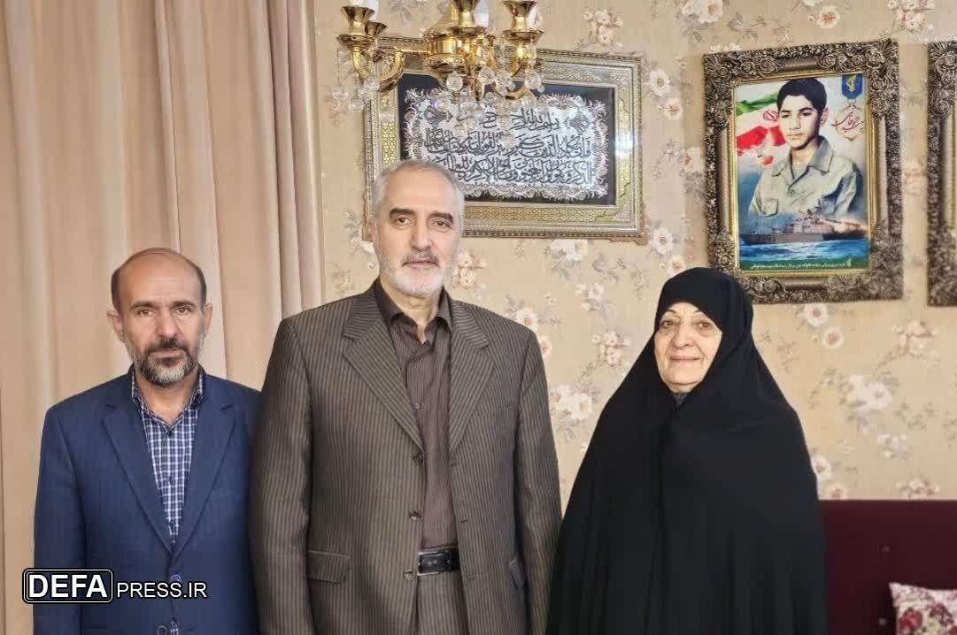 دیدار معاون هماهنگ کننده سپاه با مادر شهیدان طوقانی دیدار معاون هماهنگ کننده سپاه با مادر شهیدان طوقانی