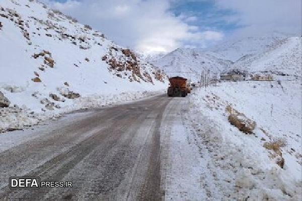 بارش برف گردنه «ته‌ته» در سروآباد کردستان را مسدود کرد