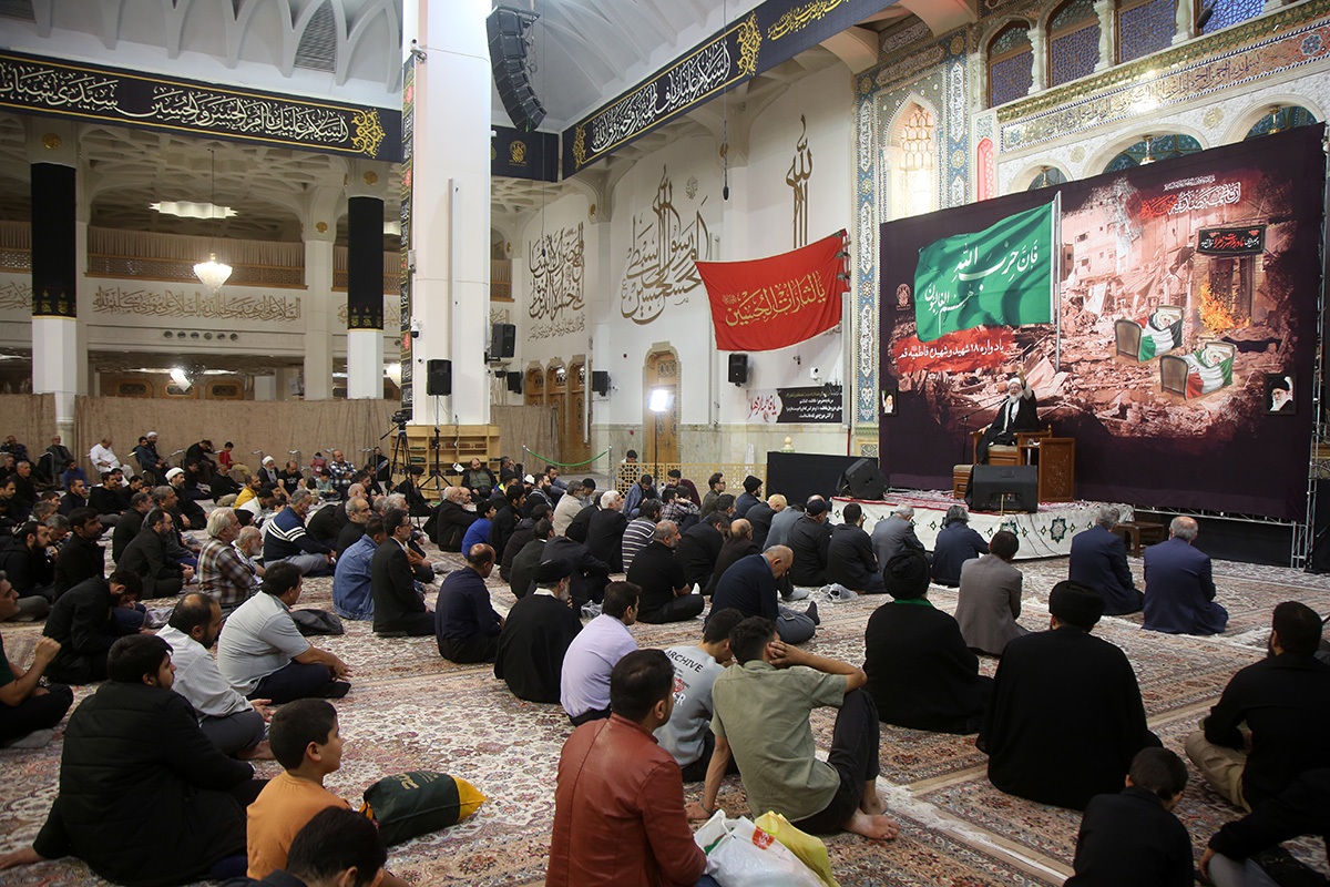 تصاویر/ مراسم بزرگداشت ۱۸ شهیده بمباران هوایی روضه حضرت زهرا(س) در قم