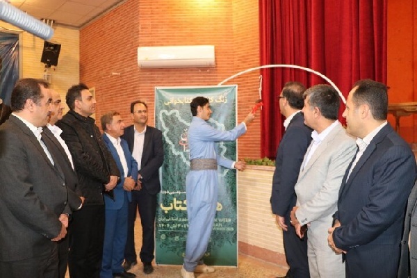 به‌مناسبت فرا رسیدن هفته‌کتاب زنگ کتاب و کتاب‌خوانی در سنندج نواخته شد