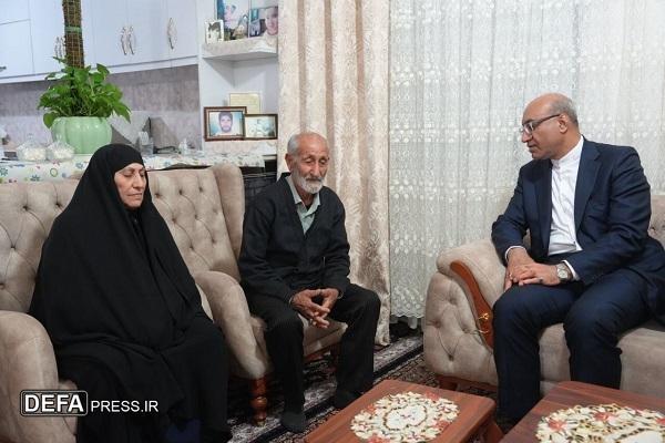 حضور استاندار کرمانشاه در منزل شهید «پیمان پیری» و جانباز «سیدمحسن میرانی» حضور استاندار کرمانشاه در منزل شهید «پیمان پیری» و جانباز «سیدمحسن میرانی»