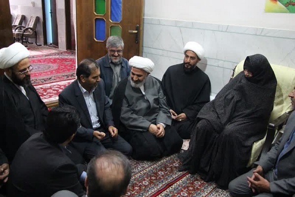 دیدار اعضای کمیسیون اصل ۹۰ با مادر شهیدان «عرب‌نژاد خانوکی» در زرند+تصاویر