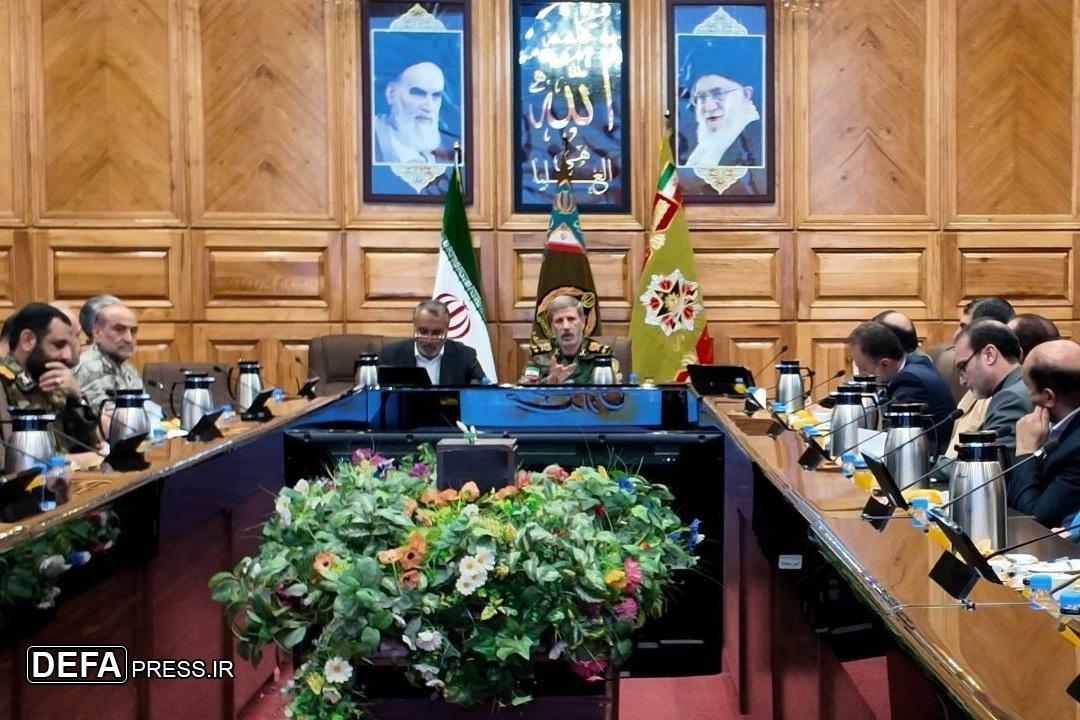 سرلشکر حاتمی سرلشکر حاتمی: ارتقاء مؤلفههای قدرت دفاعی را بهصورت مستمر دنبال میکنیم