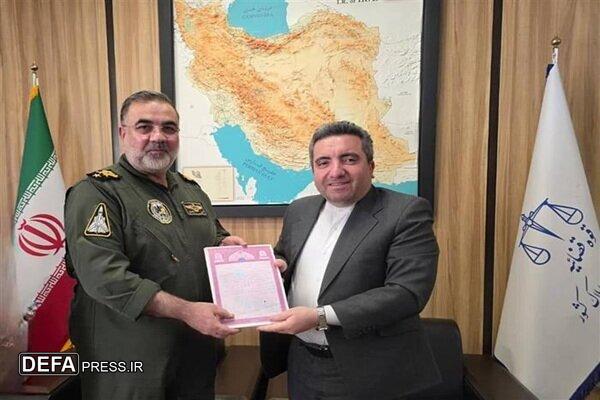 اهدای ۱۰۰ سند تکبرگ اراضی کنارک به نیروی هوایی ارتش اهدای ۱۰۰ سند تکبرگ اراضی کنارک به نیروی هوایی ارتش