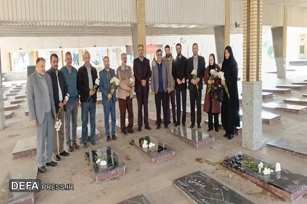 یاد و خاطره شهدای زنجان به مناسبت هفته کتاب گرامی داشته شد یاد و خاطره شهدای زنجان به مناسبت هفته کتاب گرامی داشته شد