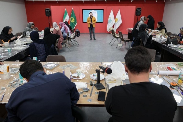 تصاویر/ کارگاه آینه‌کاری سنتی در نگارخانه رضوان