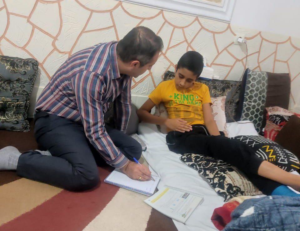 معلمی کواری که کلاس درسش را به منزل دانش آموز آسیب دیده اش  برد