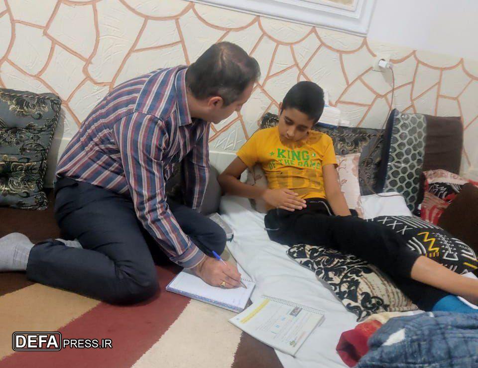 معلمی کواری که کلاس درسش را به منزل دانش آموز آسیب دیده اش  برد