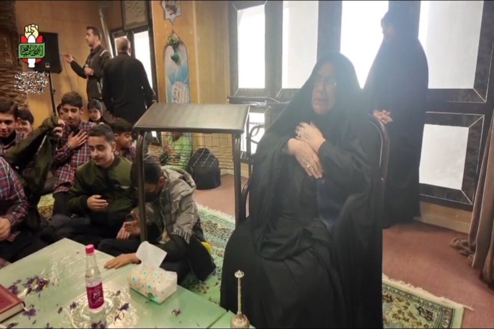فیلم/ دلتنگی‌های مادر شهید عاشوری بر پیکر مطهر شهدای گمنام