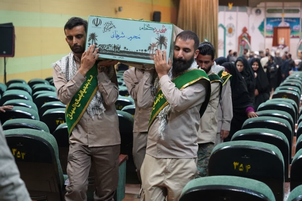 تصاویر/ مراسم رونمایی کتاب شهید ابراهیم عسگریان همراه با مراسم استقبال از پیکر مطهر شهید گمنام در دلیجان