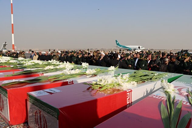 تصاویر/ استقبال از پیکر‌ مطهر شهدای گمنام در فرودگاه بین‌المللی شهید هاشمی‌نژاد مشهد