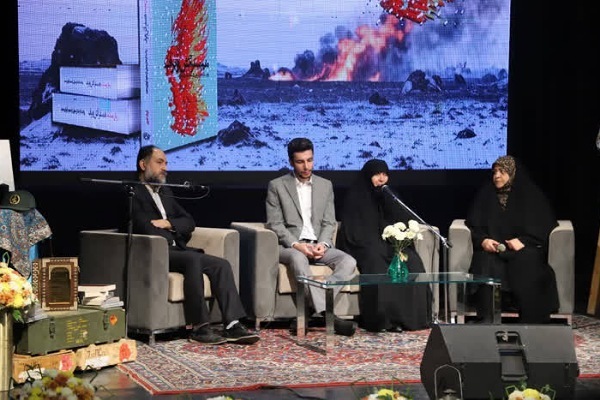نشست معرفی و بررسی کتاب «همسفر آتش و برف» در همدان برگزار شد