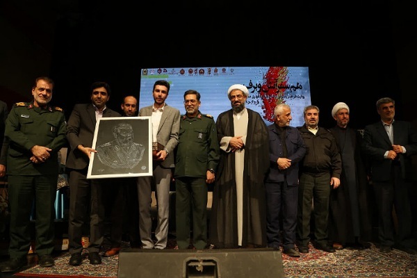 تصاویر/ نشست معرفی و بررسی کتاب «همسفر آتش و برف» در همدان