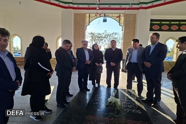 دای احترام معاون وزیر کار و رئیس سازمان فنیوحرفهای کشور به شهدای سمنان در آغاز سفر دو روزه دای احترام معاون وزیر کار و رئیس سازمان فنیوحرفهای کشور به شهدای سمنان در آغاز سفر دو روزه