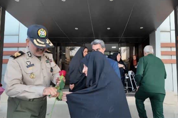 استقبال از مادران شهدا پس از سفر زیارتی مشهد مقدس در خوزستان