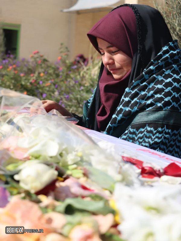 دانشآموزان مدارس کرمان از پیکر شهید گمنام استقبال کردند+تصاویر دانشآموزان مدارس کرمان از پیکر شهید گمنام استقبال کردند+تصاویر