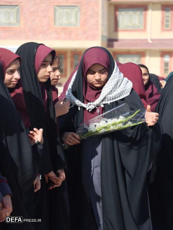 دانشآموزان مدارس کرمان از پیکر شهید گمنام استقبال کردند+تصاویر دانشآموزان مدارس کرمان از پیکر شهید گمنام استقبال کردند+تصاویر