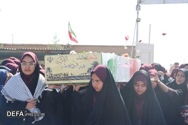 دانشآموزان مدارس کرمان از پیکر شهید گمنام استقبال کردند+تصاویر دانشآموزان مدارس کرمان از پیکر شهید گمنام استقبال کردند+تصاویر