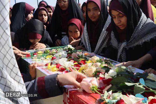 دانشآموزان مدارس کرمان از پیکر شهید گمنام استقبال کردند+تصاویر دانشآموزان مدارس کرمان از پیکر شهید گمنام استقبال کردند+تصاویر