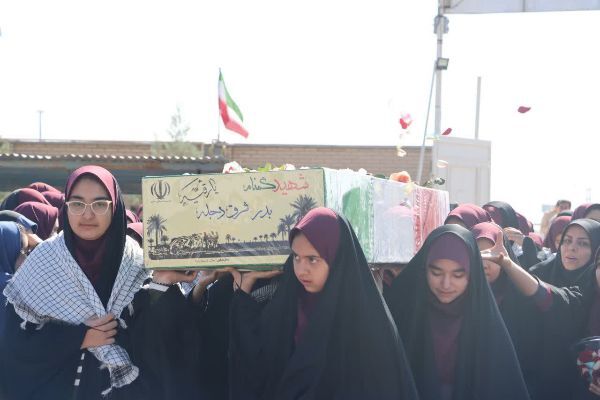 دانش‌آموزان مدارس کرمان از پیکر شهید گمنام استقبال کردند+تصاویر