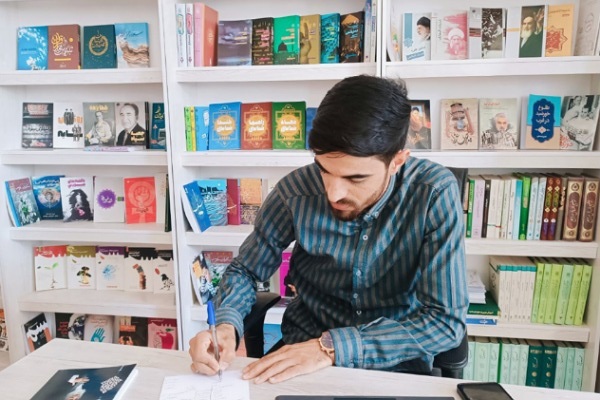 طلبه نویسنده بیرجندی:کتاب‌ها را با الهام از بیانات رهبری و نیاز روز جامعه می‌نویسم