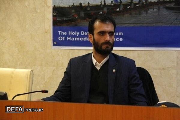 رونمایی از کتاب «پنج روایت از یک مرد» در اسدآباد رونمایی از کتاب «پنج روایت از یک مرد» در اسدآباد