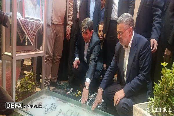 وزیر بهداشت در گلزار شهدای کرمان به شهیدان ادای احترام کرد