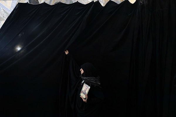 آئین سیاه‌پوشی حرم مطهر رضوی با حضور مادران و همسران شهدا