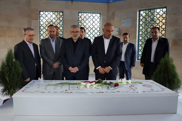 سفر وزیر کار به البرز با ادای احترام به شهدای گمنام کلید خورد