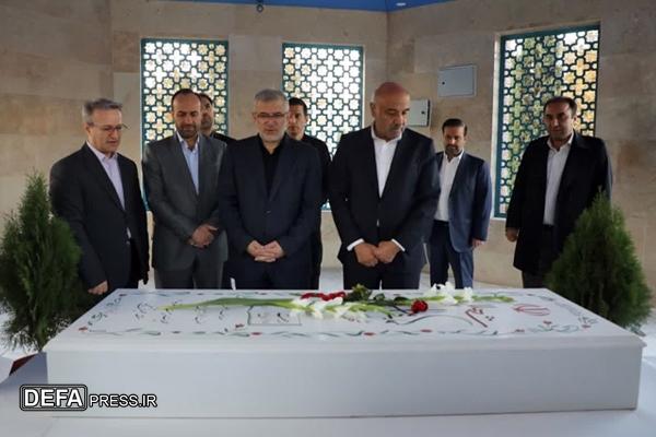 سفر وزیر کار به البرز با ادای احترام به شهدای گمنام کلید خورد