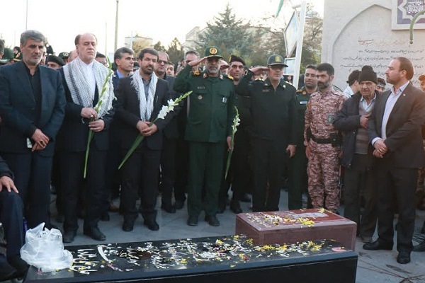 تصاویر/ عطرافشانی گلزار شهدای همدان به مناسبت هفته بسیج