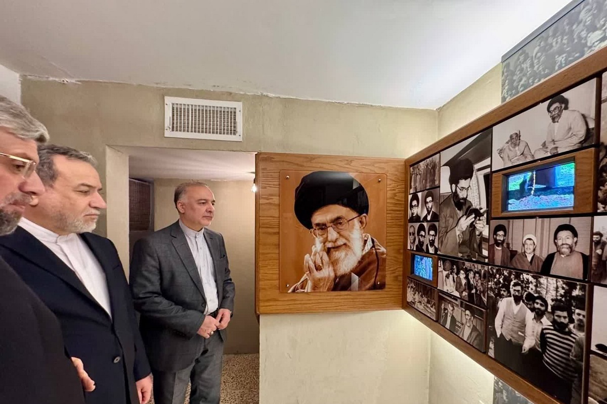 بازدید وزیر امور خارجه از منزل امام خامنهای در مشهد
