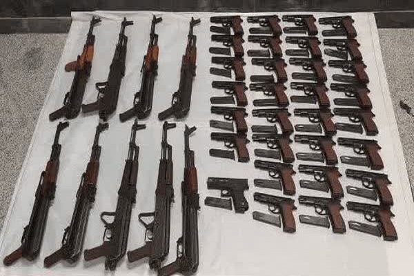 کشف ۴۰ قبضه سلاح جنگی توسط مرزبانان کرمانشاه