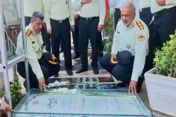 فرمانده جدید انتظامی کرمان با حضور در گلزار شهدا با آرمان‌های شهدا تجدید میثاق کرد