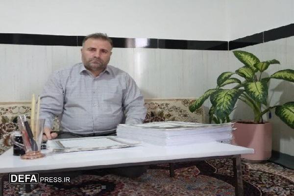 کاتب قروهای قرآن دستنویس خود را به رهبر معظم انقلاب اهدا کرد کاتب قروهای قرآن دستنویس خود را به رهبر معظم انقلاب اهدا کرد