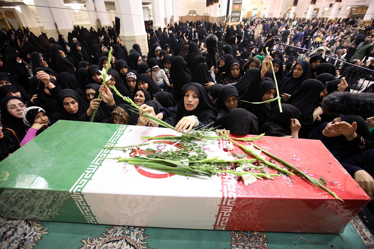 تصاویر/ حضور پیکرهای مطهر شهدای گمنام در مراسم دعای کمیل حرم حضرت معصومه(س)