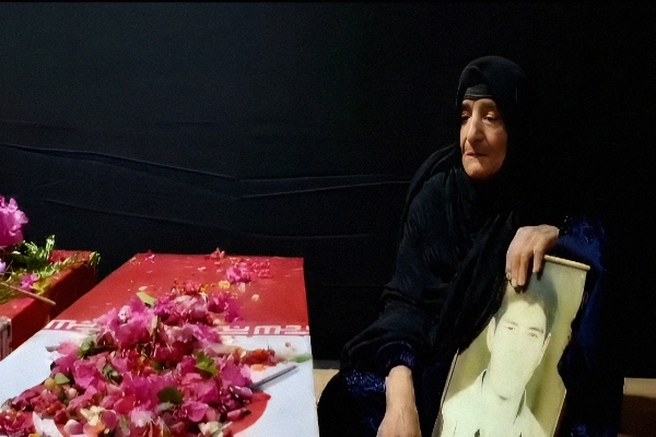 فیلم/ بی‌قراری مادر شهید مفقودالاثر «خدایار دالهن» بر پیکر مطهر شهدای گمنام