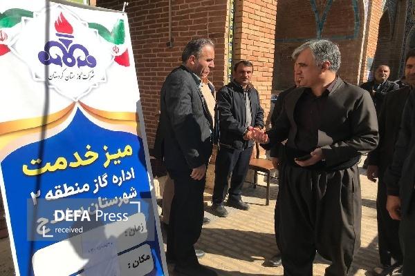 به مناسبت هفته بسیج میز خدمت ادارات سنندج در مسجد جامع این شهر برپا شد