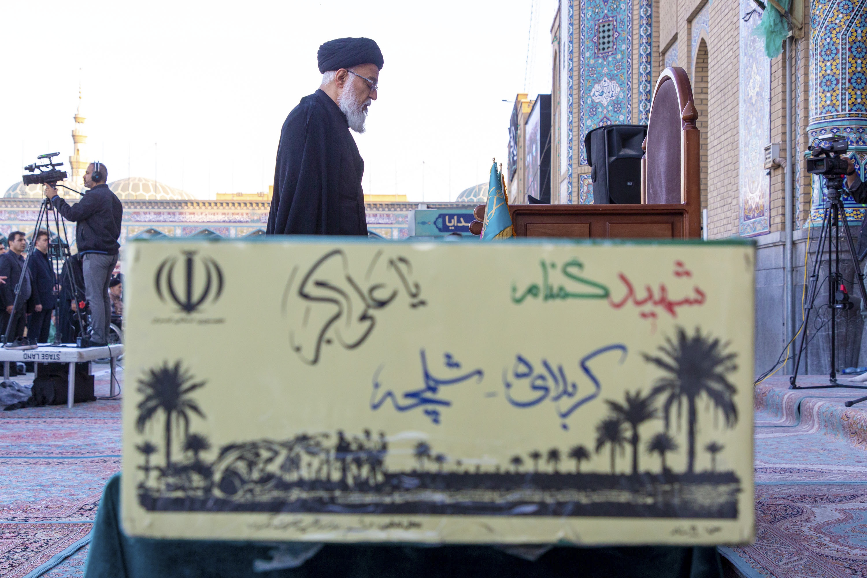 تصاویر/ اقامه نماز باران با حضور شهید گمنام در مسجد مقدس جمکران