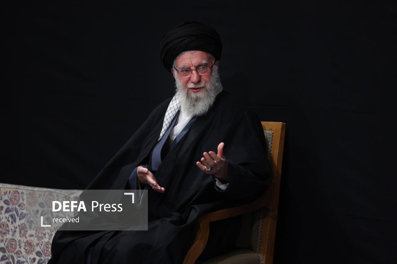 اولین شب مراسم عزاداری شهادت حضرت زهرا (س) با حضور رهبر انقلاب برگزار شد اولین شب مراسم عزاداری شهادت حضرت زهرا (س) با حضور رهبر انقلاب برگزار شد