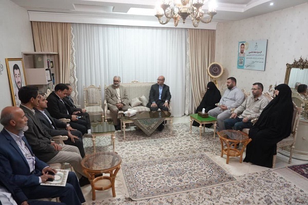 دیدار استاندار کرمانشاه با خانواده‌های معظم شهیدان «نوروزی و هاشم‌نیا»