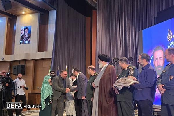 بخشدار مرکزی پلنگآباد و شهردار محمدشهر، برگزیدگان ملی «نشان فردوس» شدند بخشدار مرکزی پلنگآباد و شهردار محمدشهر، برگزیدگان ملی «نشان فردوس» شدند