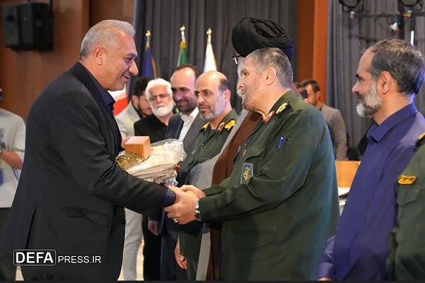 بخشدار مرکزی پلنگآباد و شهردار محمدشهر، برگزیدگان ملی «نشان فردوس» شدند بخشدار مرکزی پلنگآباد و شهردار محمدشهر، برگزیدگان ملی «نشان فردوس» شدند