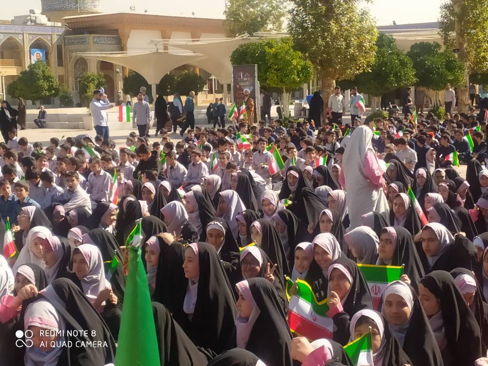 تجمع دانش آموزان شیرازی در بزرگداشت شهدای دانش آموز حرم شاهچراغ (ع)